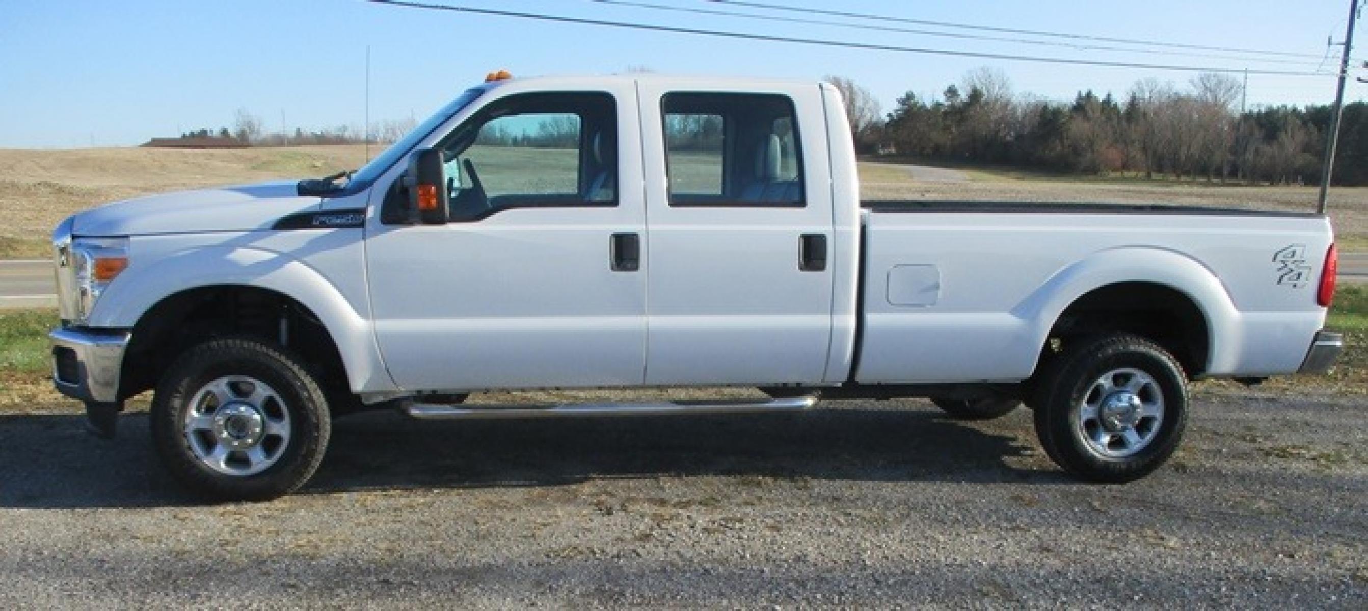 2016 White /Gray Ford F-250 SD (1FT7W2B60GE) with an 6.2 V8 engine, Auto transmission, located at 1725 US-68 N, Bellefontaine, OH, 43311, (937) 592-5466, 40.387783, -83.752388 - 2016 FORD F250 “SUPER DUTY” w/”APPEARANCE PKG” XL CREW CAB 4x4 6.2 V8, AUTO, White/Gray, AMFM/CD, Power Mirrors, Power Windows, Power Locks, Power Brakes, Power Steering w/tilt/cruise, Trailer Package w/bumper & bed hitch, Electric trailer brake, Bed Liner, Chrome Bumpers, Chrome Tube Steps - Photo #2